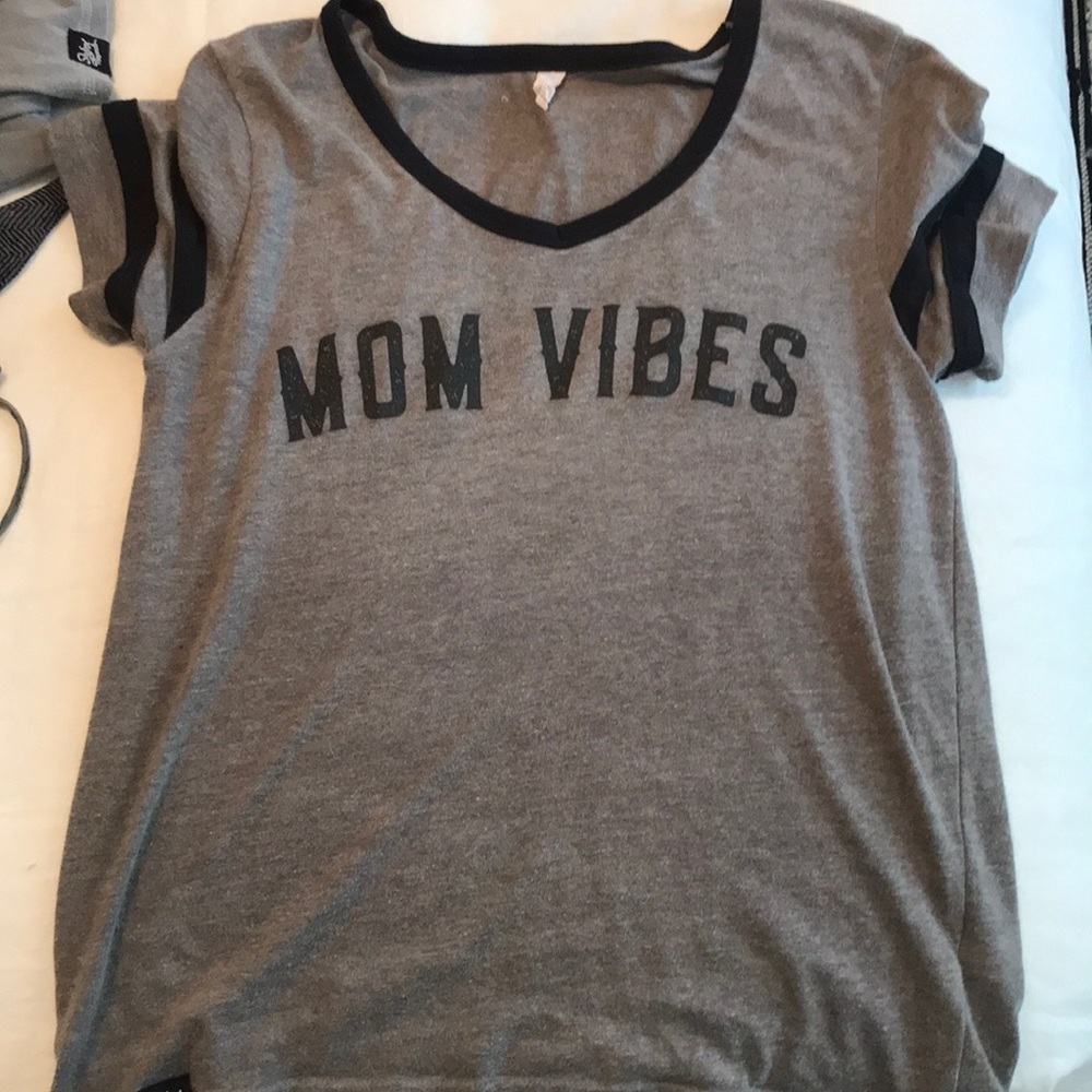 Slyfox threads small “Mom vibes” t shirt